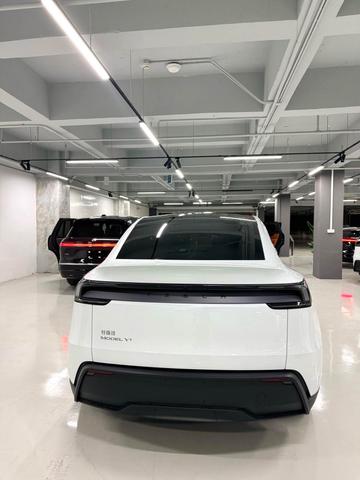 Tesla Model Y - 4