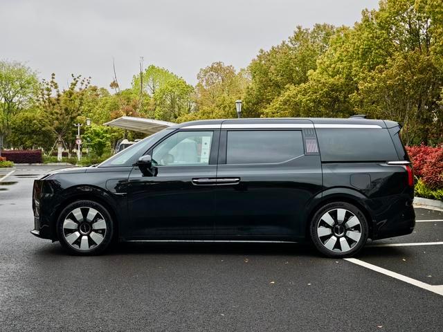 2023 Zeekr 009 WE Edition Used Sedan — image 1
